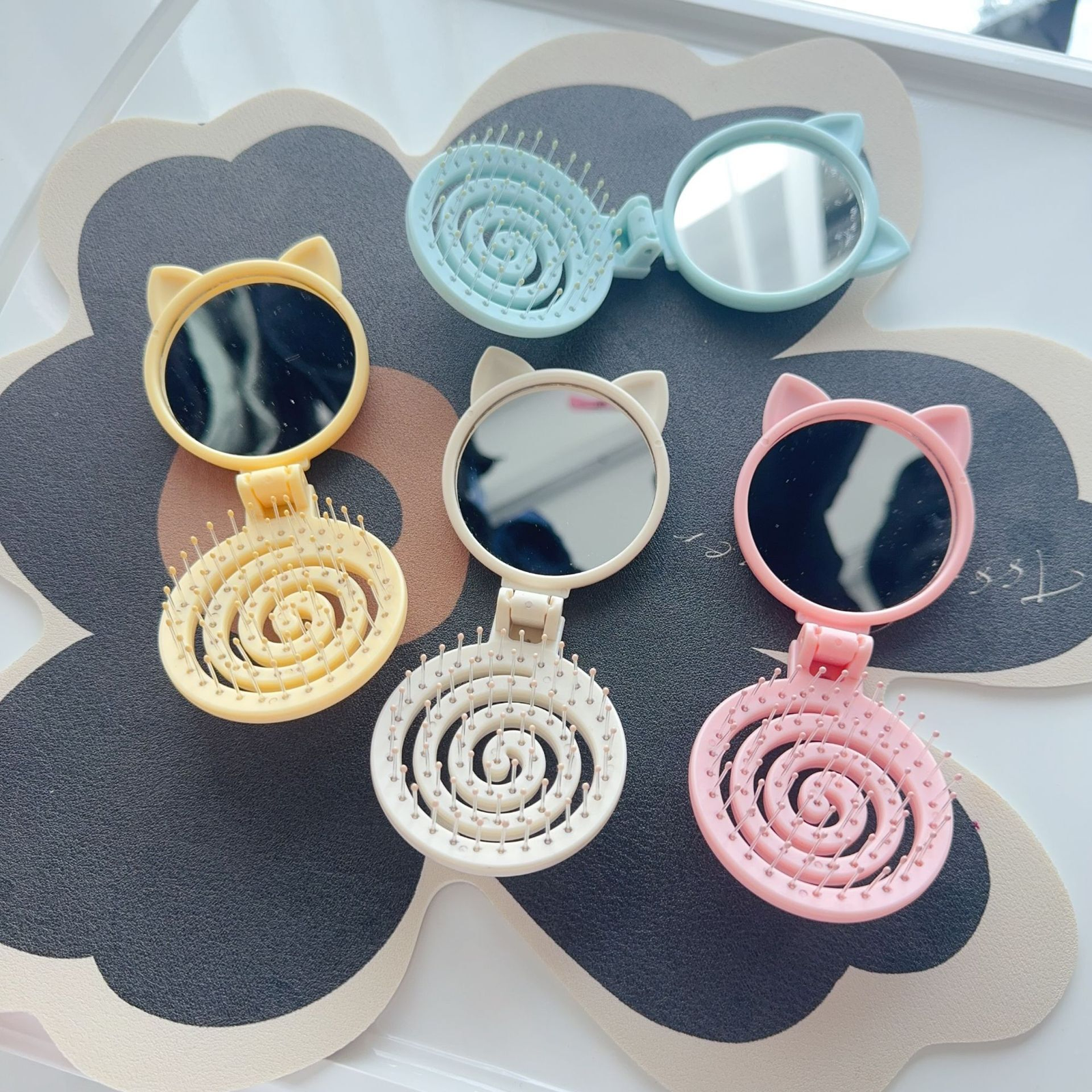 Cute small comb candy-colored air cushion comb exquisite and compact pull-out mirror comb integrated massage comb portable mirror comb - 画像 (2)